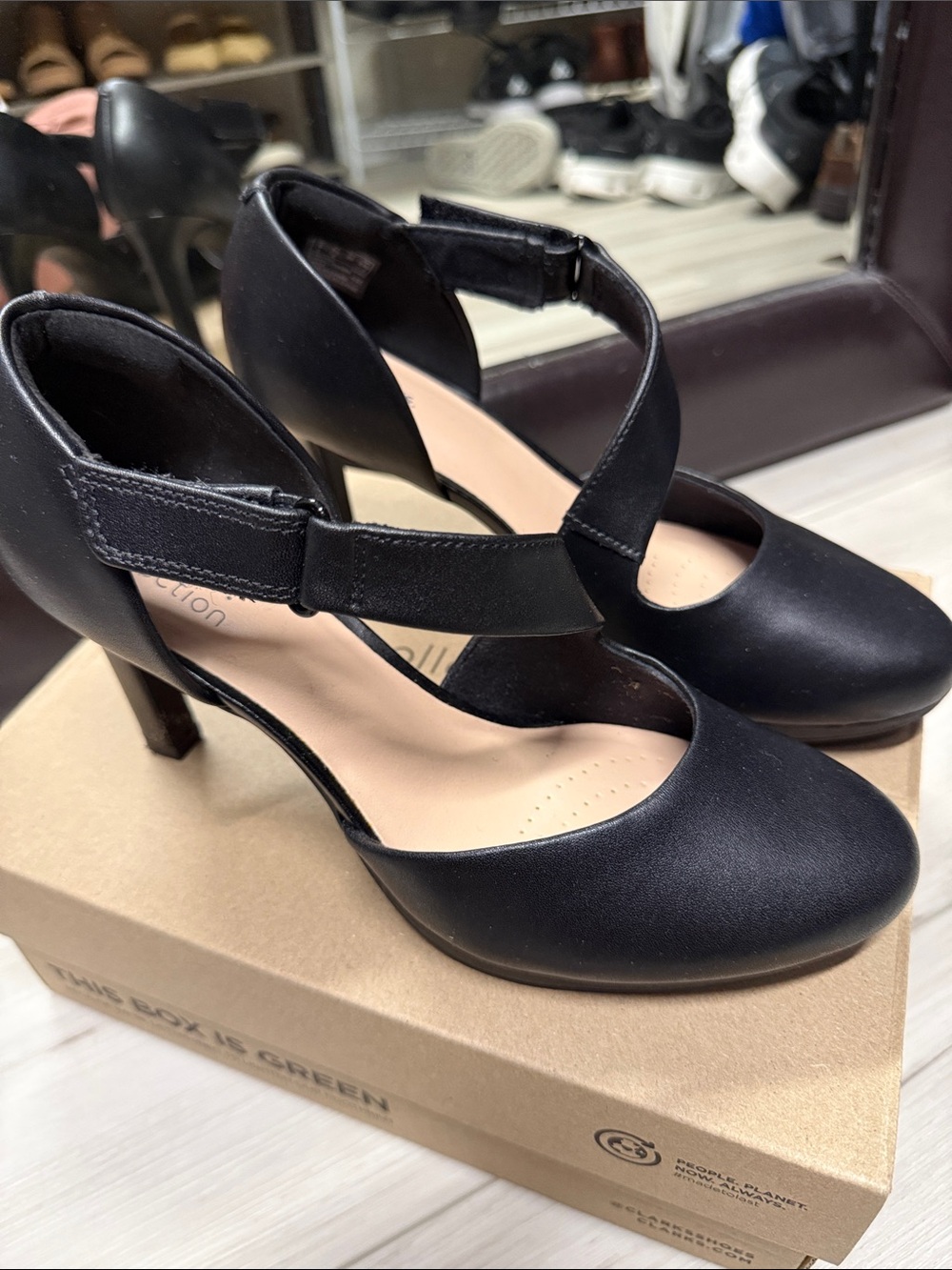 Clarks Ambry Glow Black Tan Leather Pumps